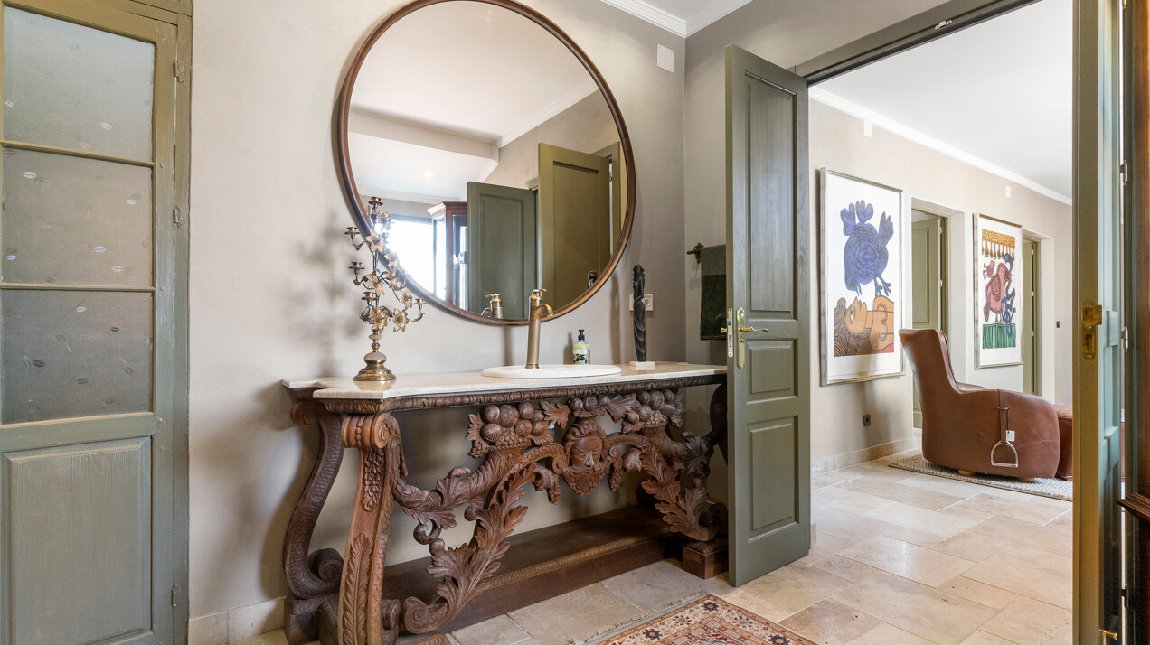 Ingenious and historic masterpiece of an endearing house in the heart of Coin will charm and captivate!