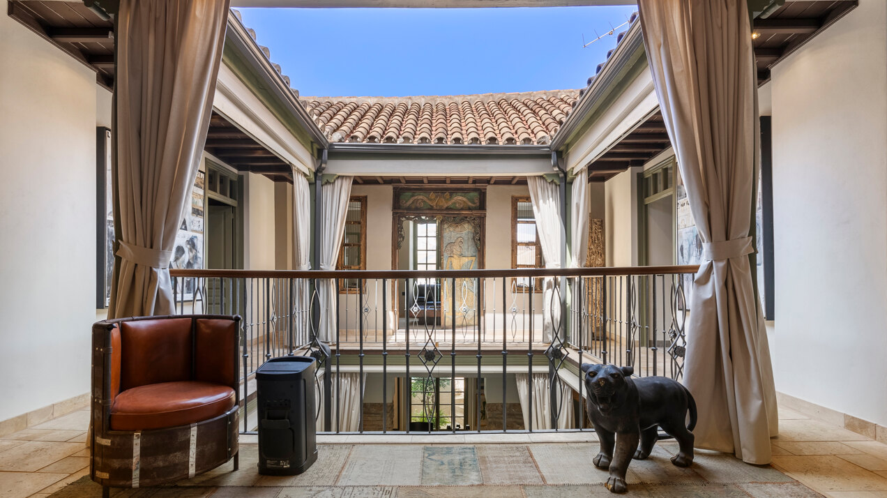 Ingenious and historic masterpiece of an endearing house in the heart of Coin will charm and captivate!