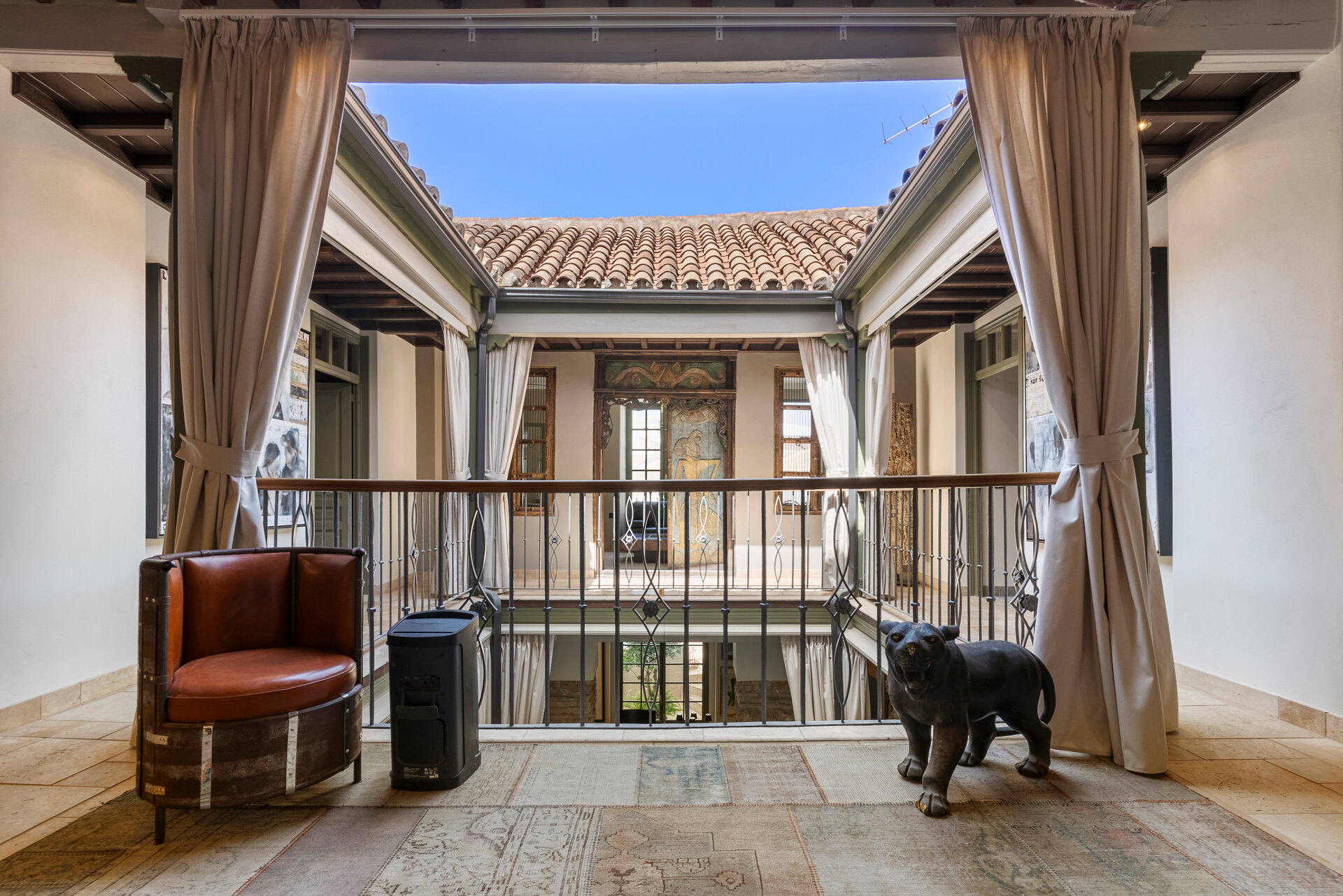Ingenious and historic masterpiece of an endearing house in the heart of Coin will charm and captivate!