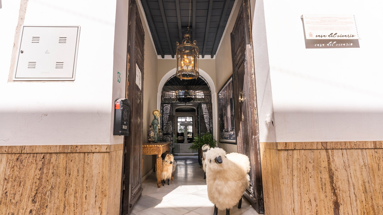 Ingenious and historic masterpiece of an endearing house in the heart of Coin will charm and captivate!