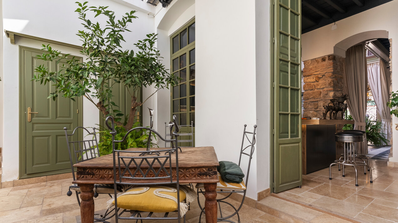 Ingenious and historic masterpiece of an endearing house in the heart of Coin will charm and captivate!