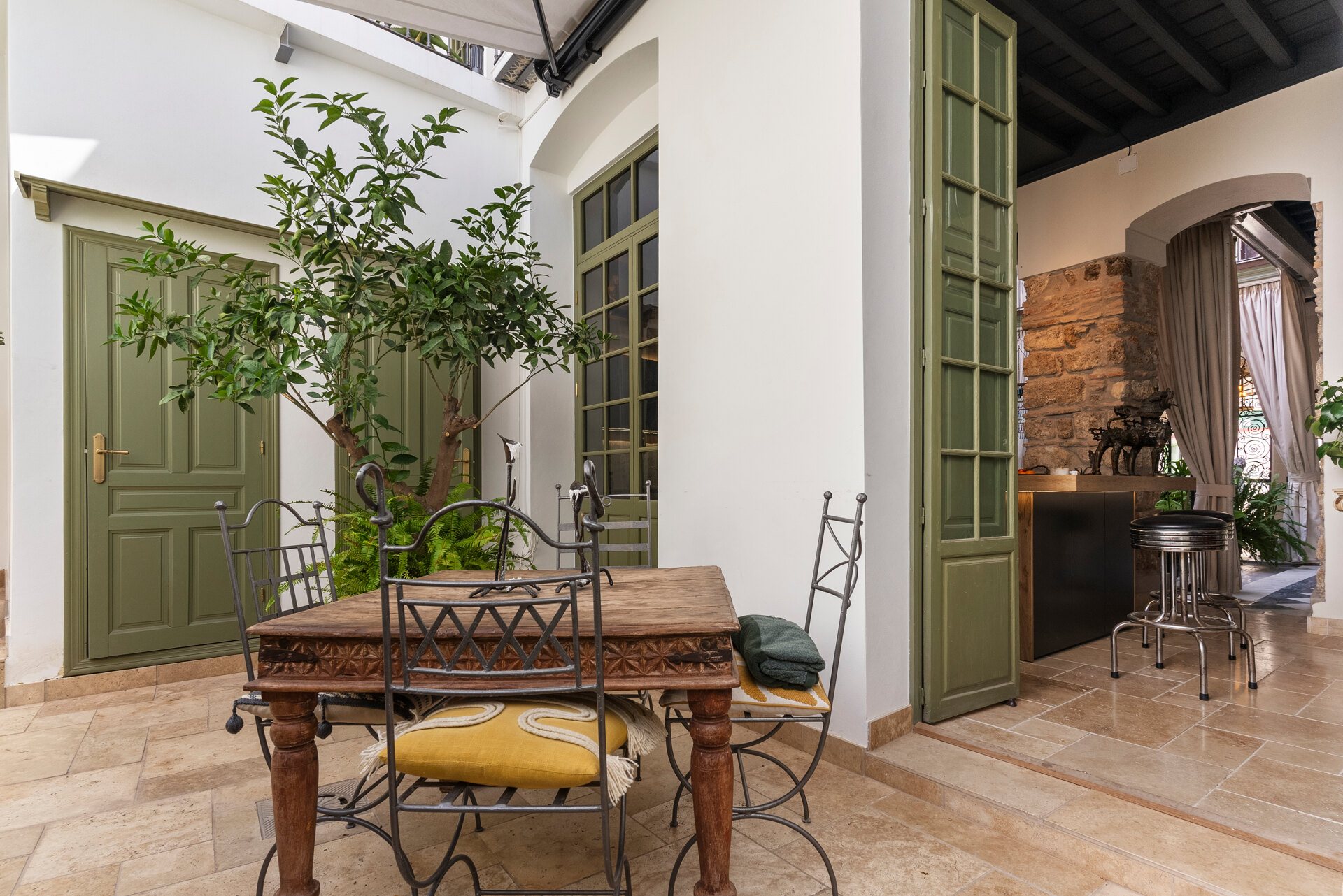 Ingenious and historic masterpiece of an endearing house in the heart of Coin will charm and captivate!