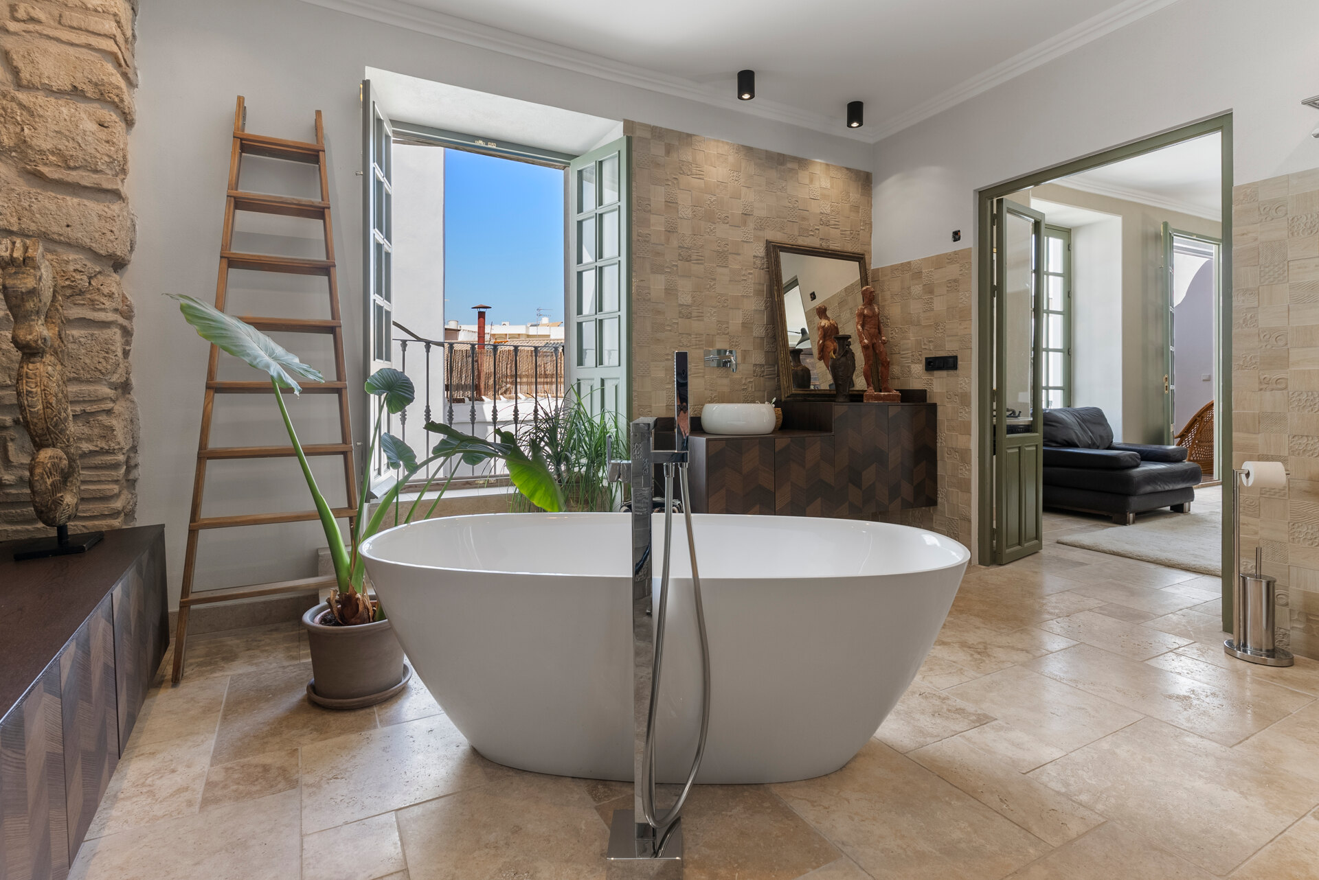 Ingenious and historic masterpiece of an endearing house in the heart of Coin will charm and captivate!