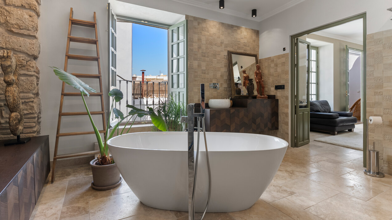 Ingenious and historic masterpiece of an endearing house in the heart of Coin will charm and captivate!