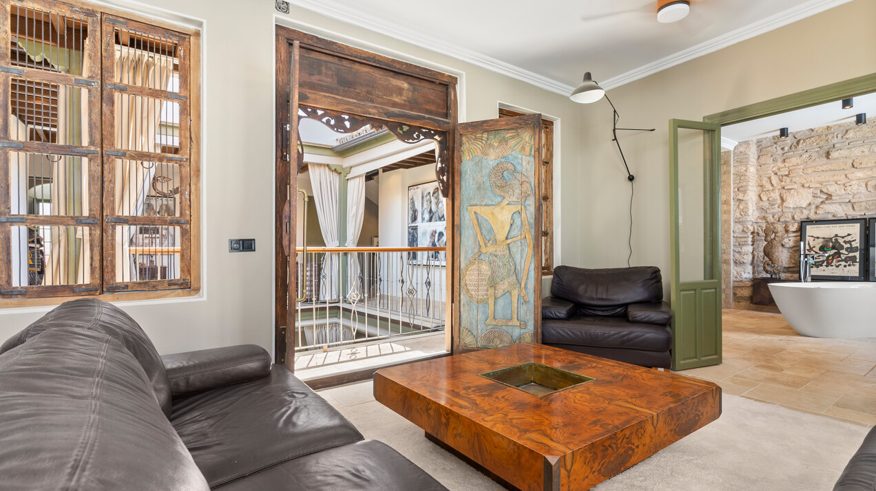 Ingenious and historic masterpiece of an endearing house in the heart of Coin will charm and captivate!