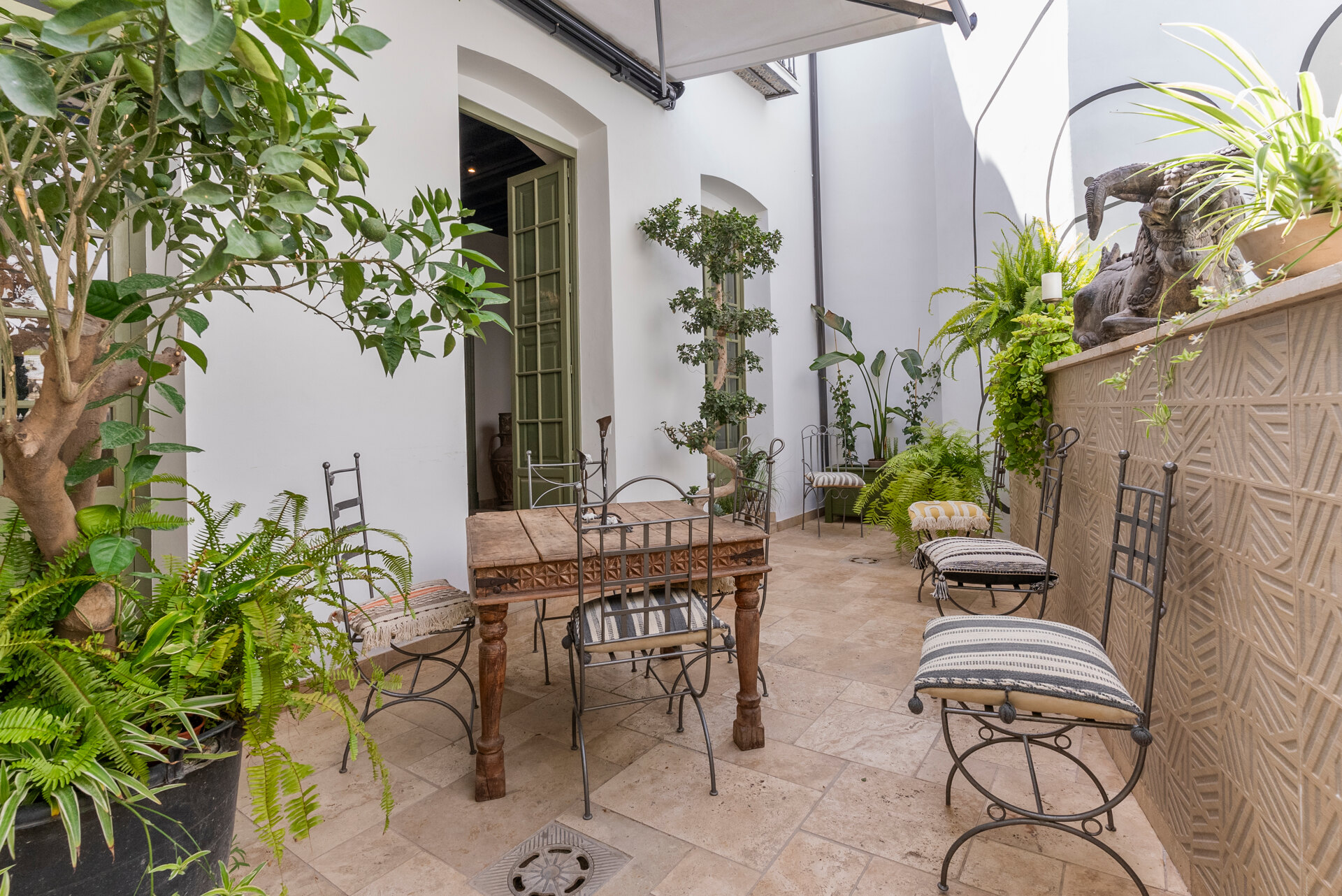 Ingenious and historic masterpiece of an endearing house in the heart of Coin will charm and captivate!