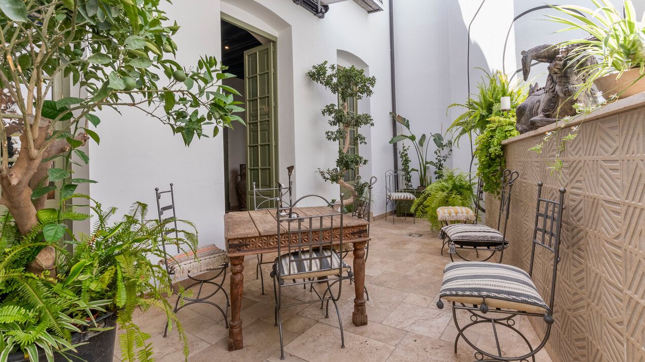 Ingenious and historic masterpiece of an endearing house in the heart of Coin will charm and captivate!