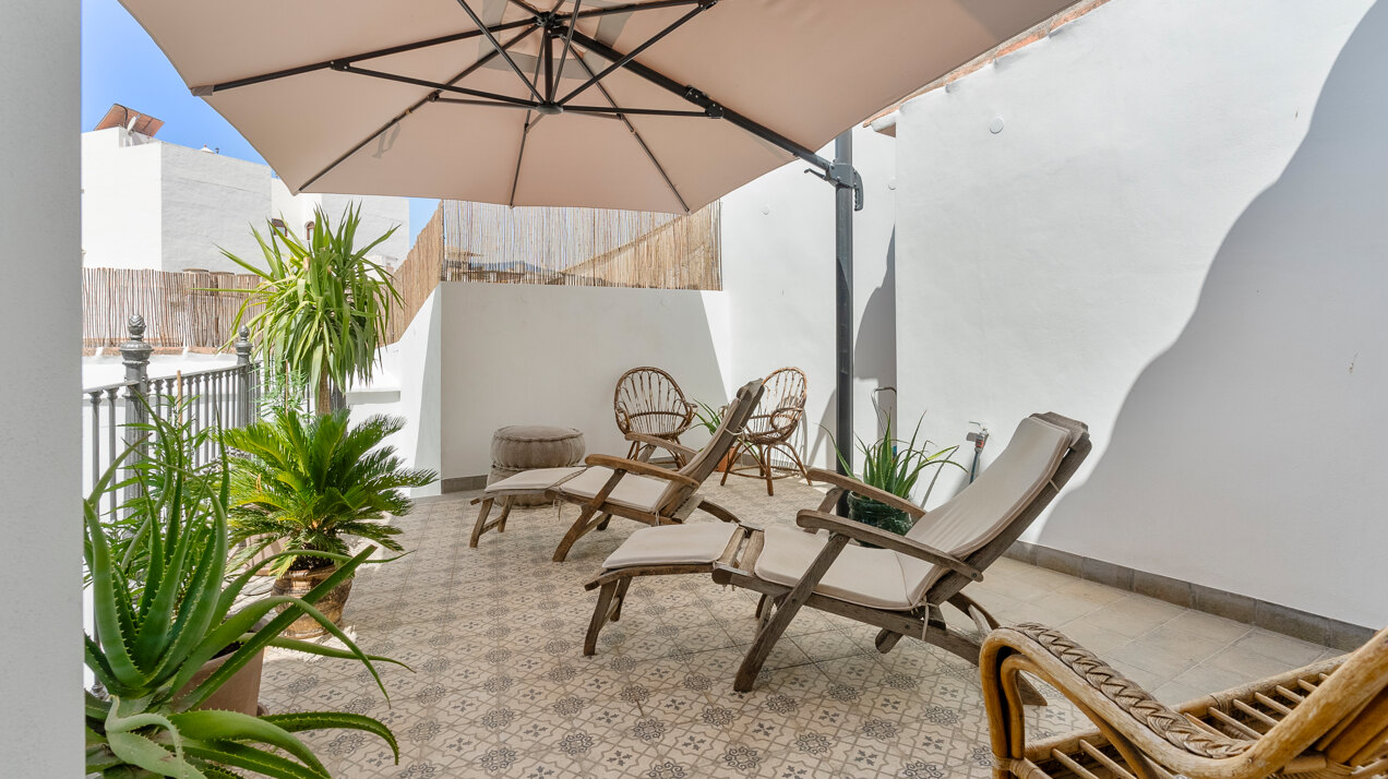 Ingenious and historic masterpiece of an endearing house in the heart of Coin will charm and captivate!
