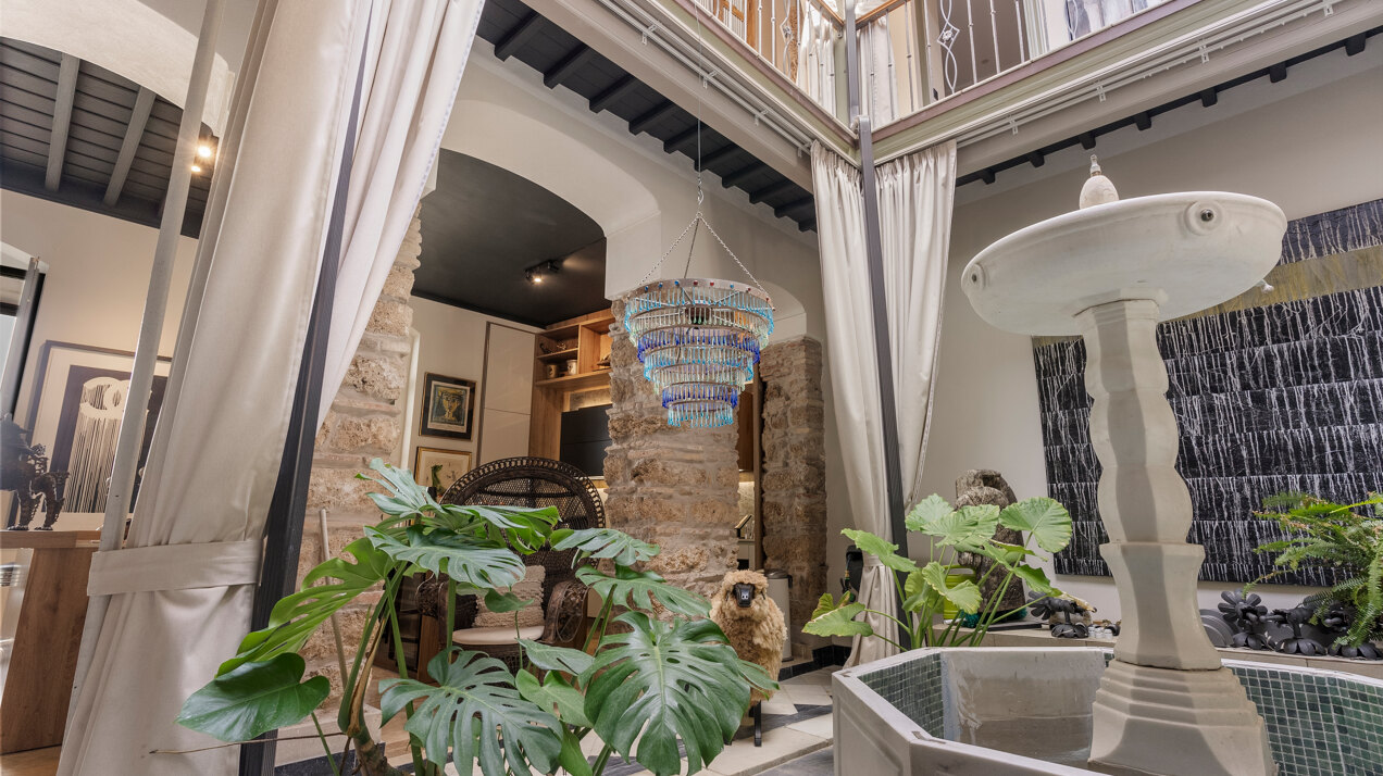 Ingenious and historic masterpiece of an endearing house in the heart of Coin will charm and captivate!