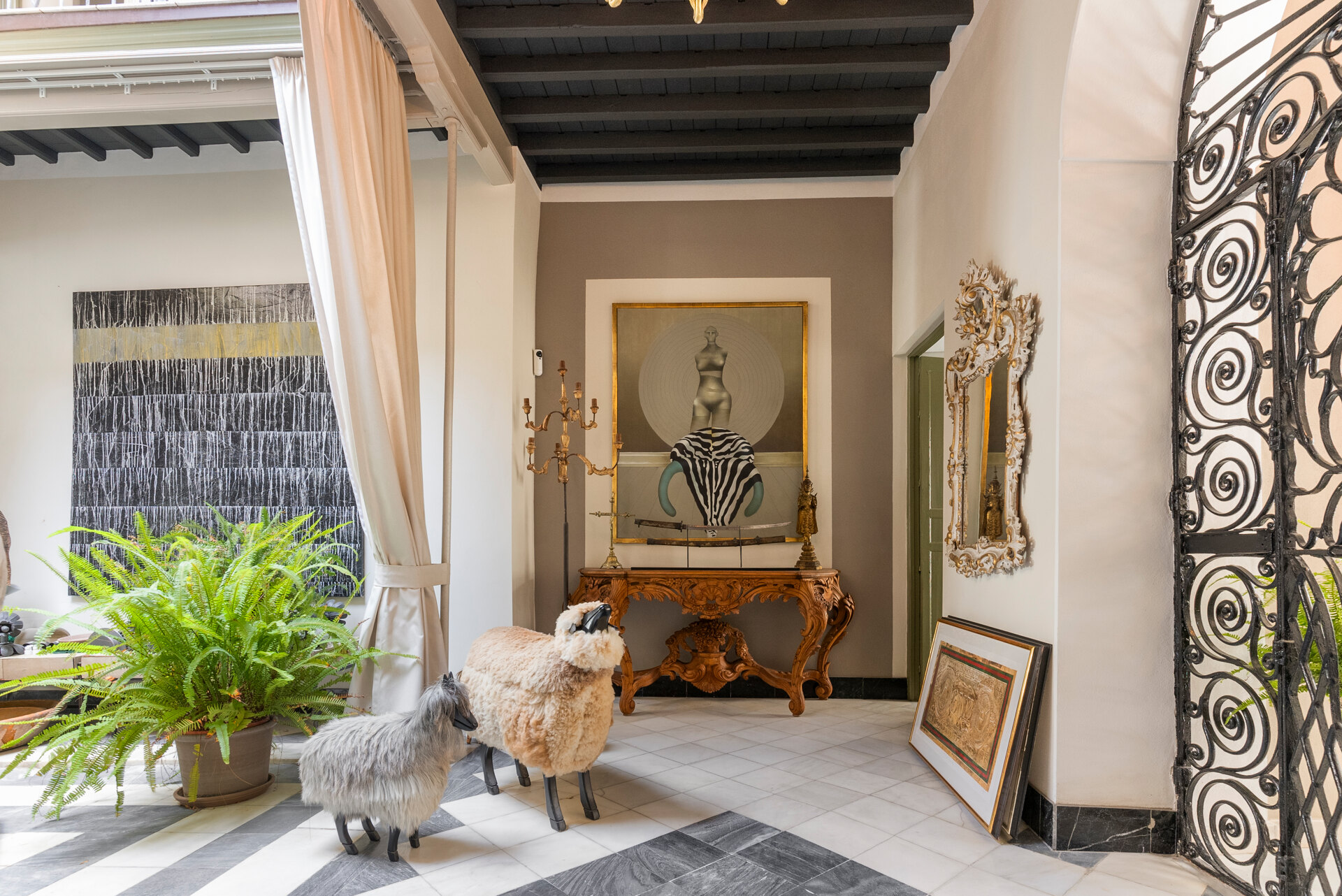 Ingenious and historic masterpiece of an endearing house in the heart of Coin will charm and captivate!