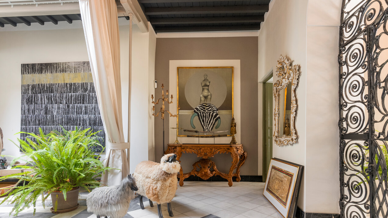 Ingenious and historic masterpiece of an endearing house in the heart of Coin will charm and captivate!