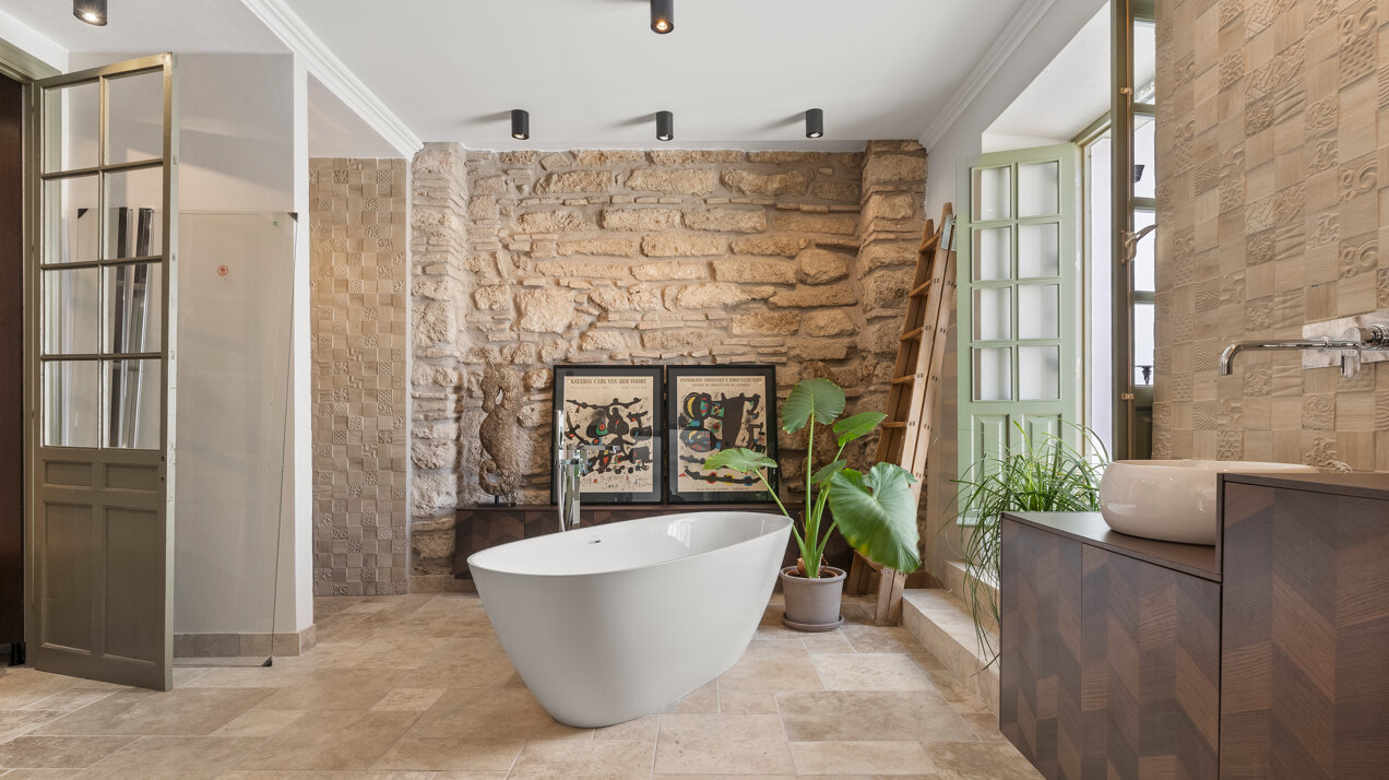 Ingenious and historic masterpiece of an endearing house in the heart of Coin will charm and captivate!