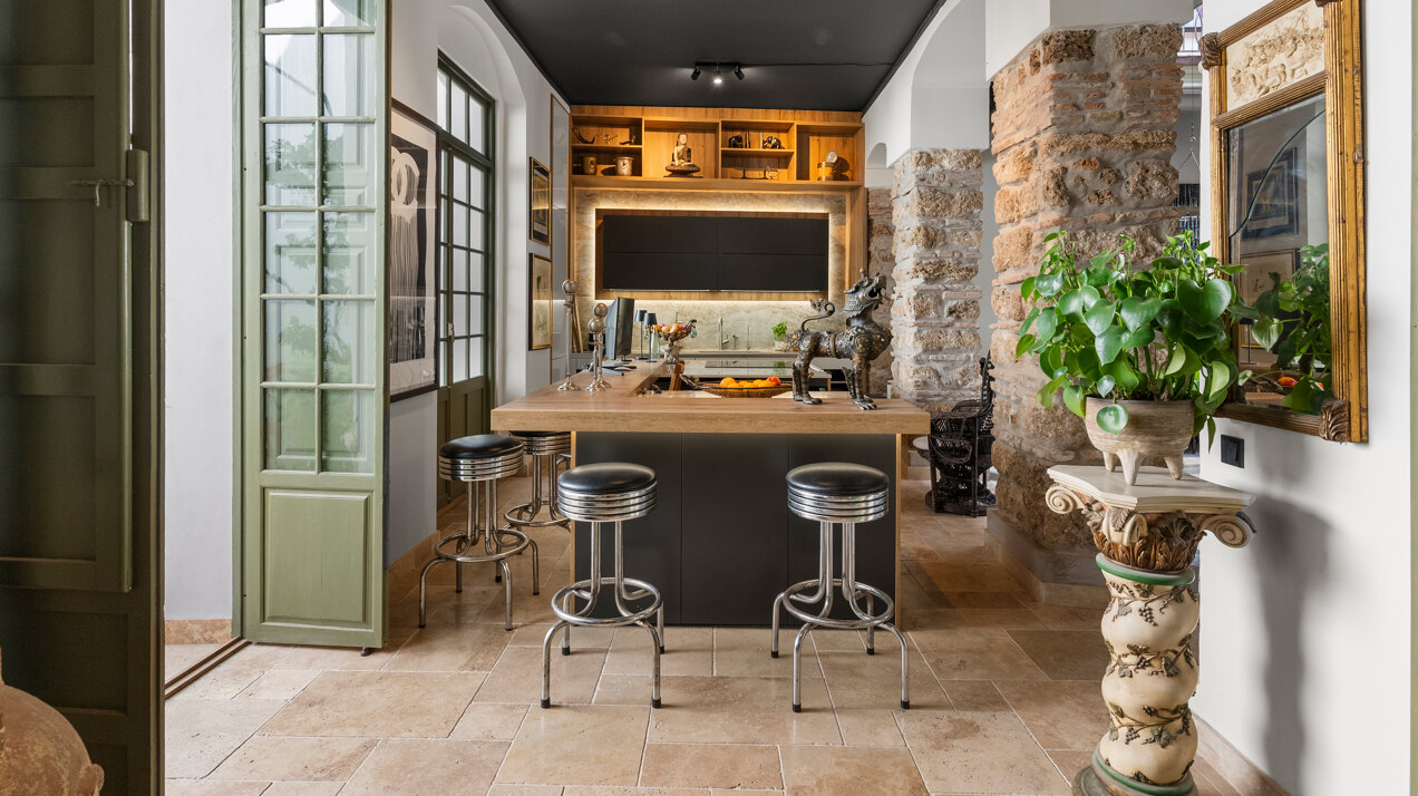 Ingenious and historic masterpiece of an endearing house in the heart of Coin will charm and captivate!