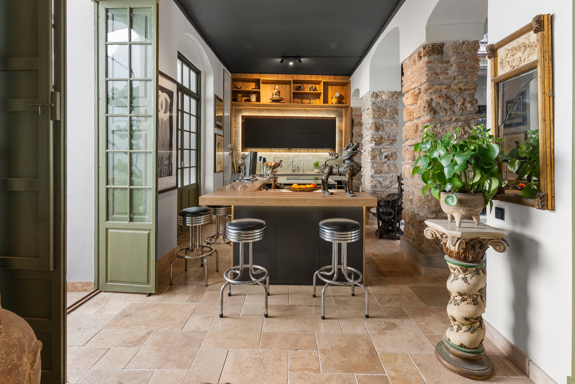 Ingenious and historic masterpiece of an endearing house in the heart of Coin will charm and captivate!