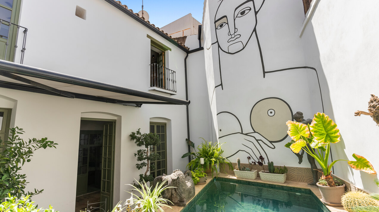 Ingenious and historic masterpiece of an endearing house in the heart of Coin will charm and captivate!