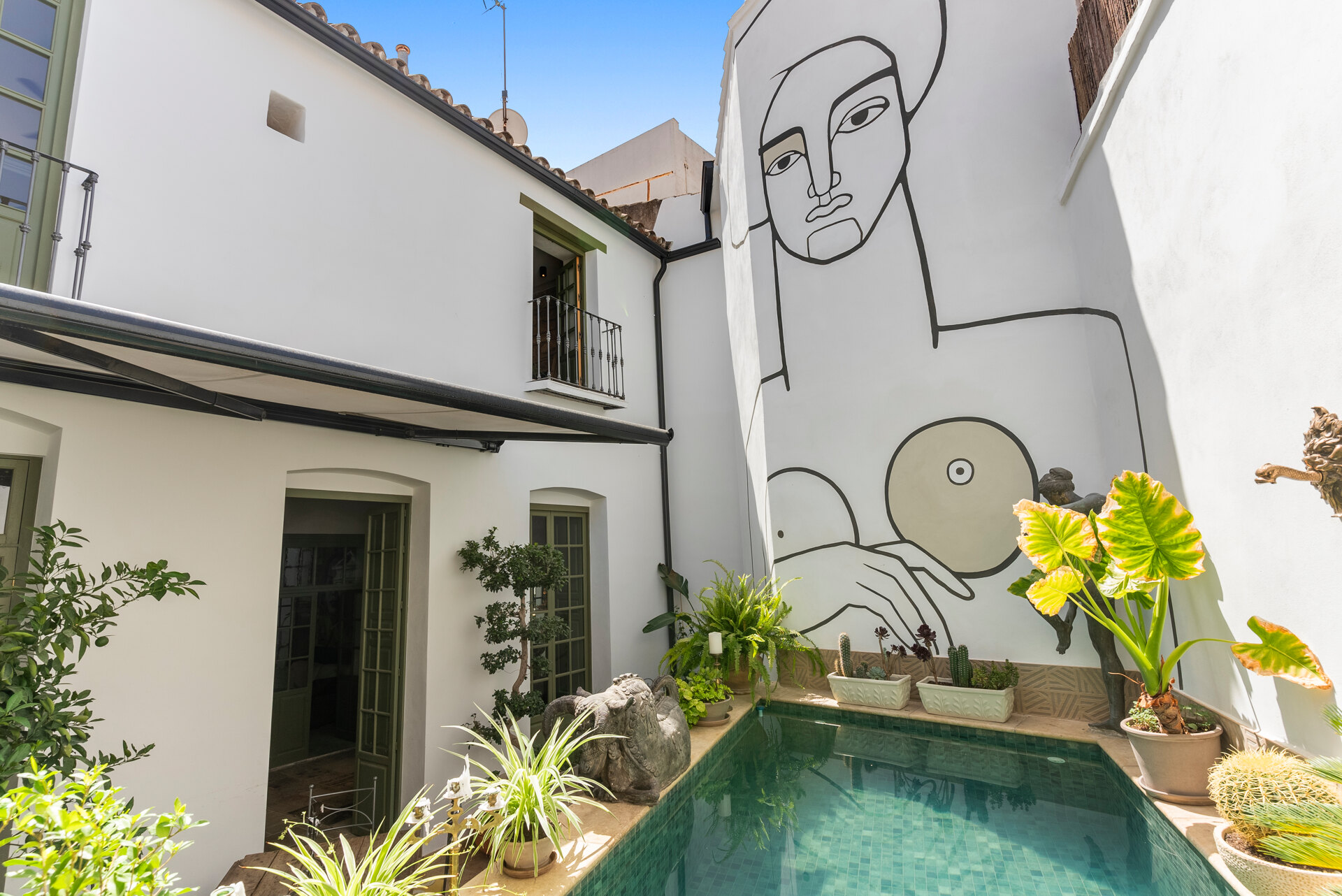 Ingenious and historic masterpiece of an endearing house in the heart of Coin will charm and captivate!