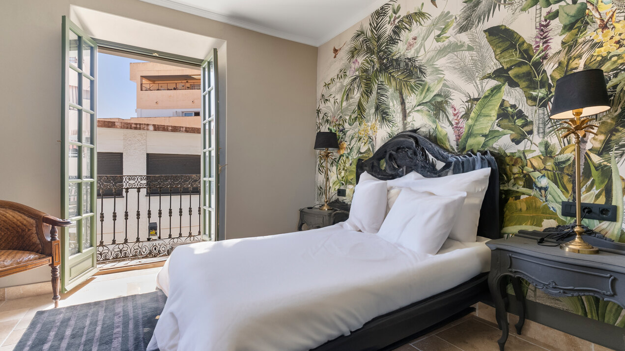 Ingenious and historic masterpiece of an endearing house in the heart of Coin will charm and captivate!