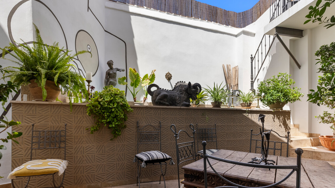 Ingenious and historic masterpiece of an endearing house in the heart of Coin will charm and captivate!