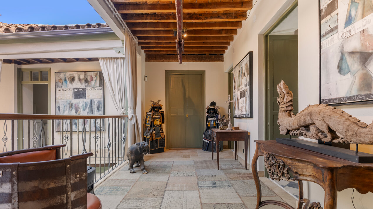 Ingenious and historic masterpiece of an endearing house in the heart of Coin will charm and captivate!