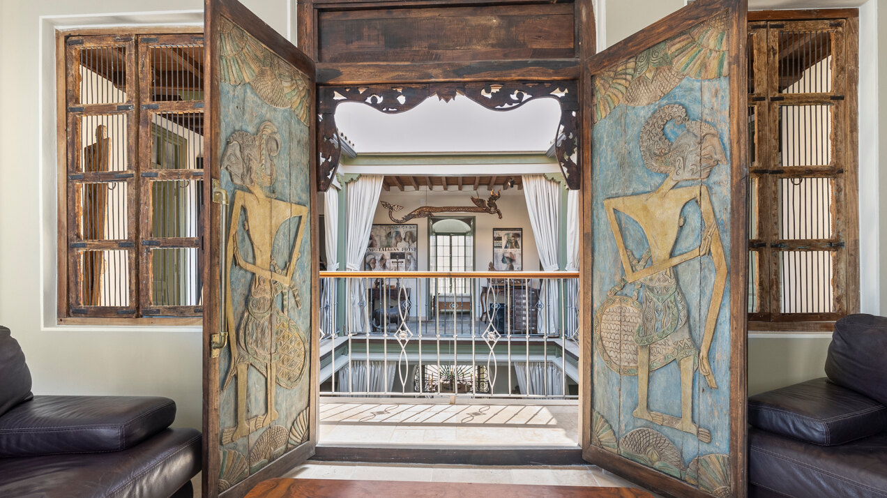 Ingenious and historic masterpiece of an endearing house in the heart of Coin will charm and captivate!