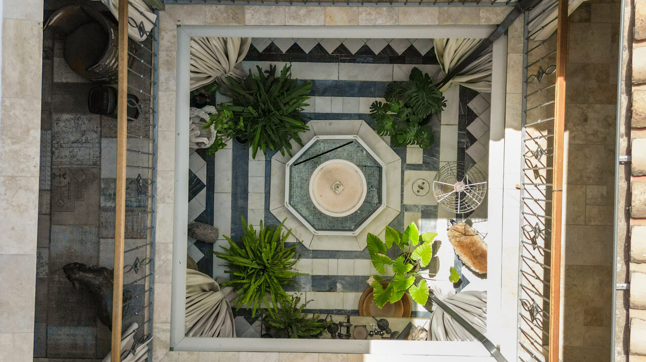 Ingenious and historic masterpiece of an endearing house in the heart of Coin will charm and captivate!