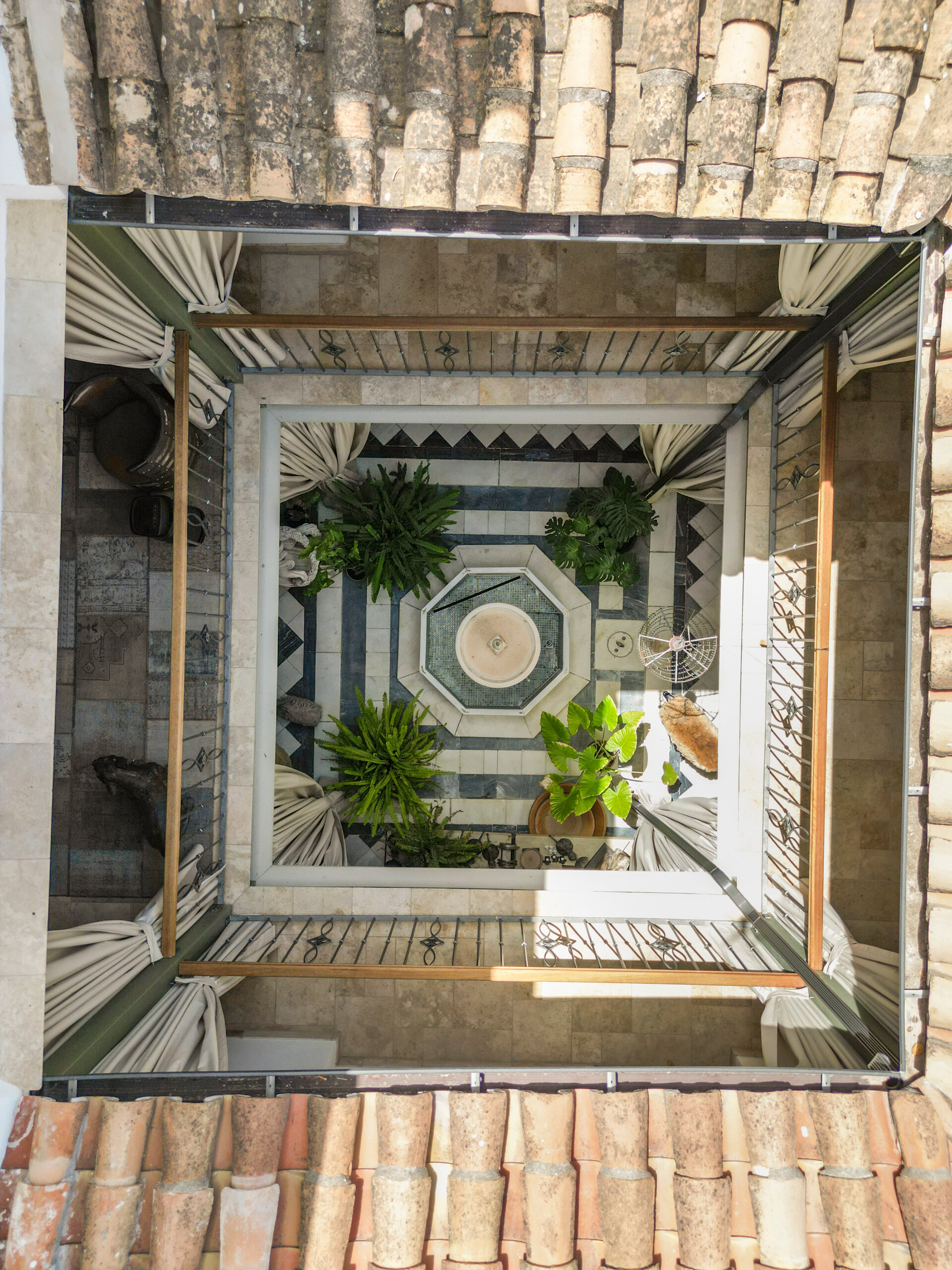 Ingenious and historic masterpiece of an endearing house in the heart of Coin will charm and captivate!