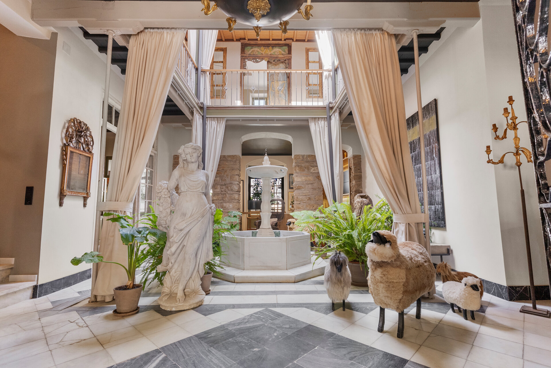 Ingenious and historic masterpiece of an endearing house in the heart of Coin will charm and captivate!