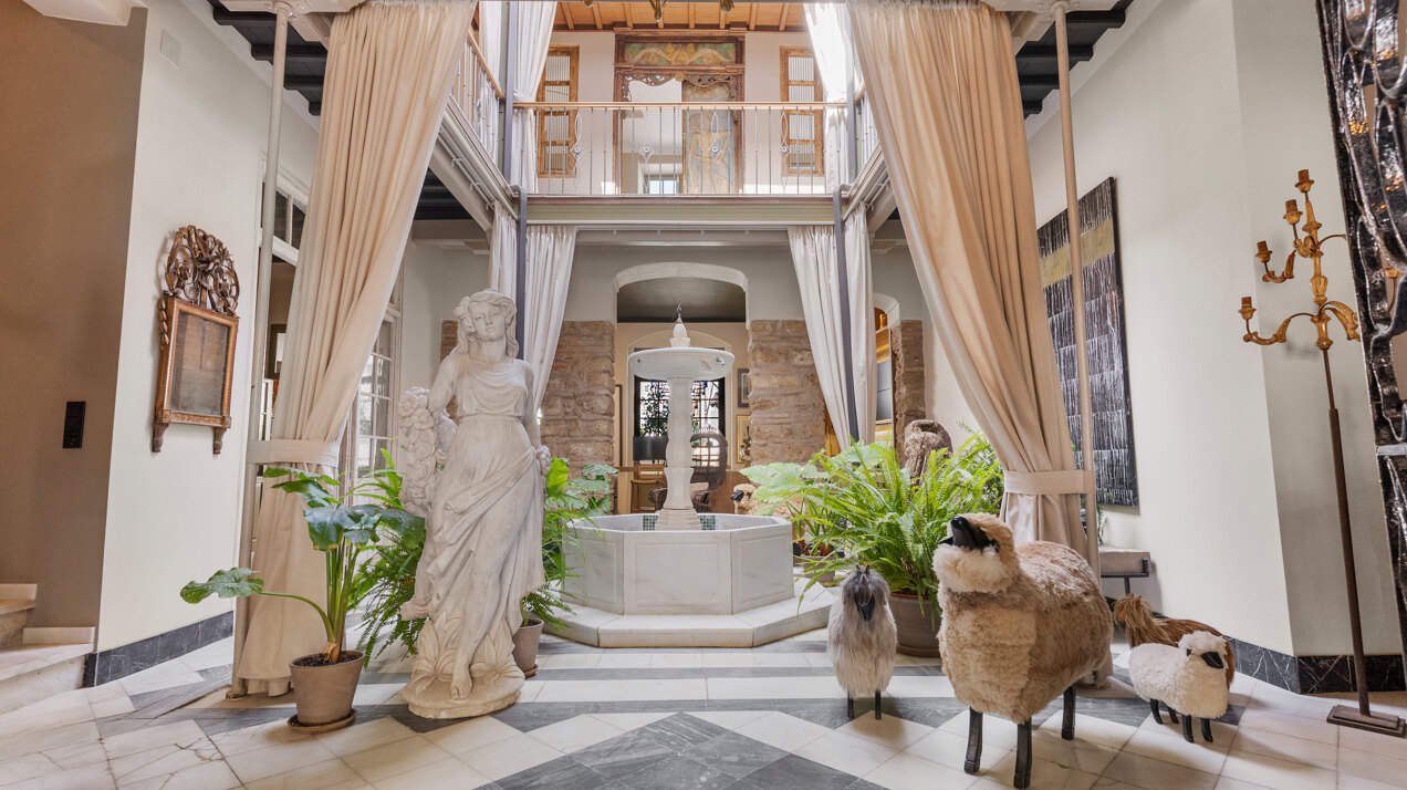 Ingenious and historic masterpiece of an endearing house in the heart of Coin will charm and captivate!