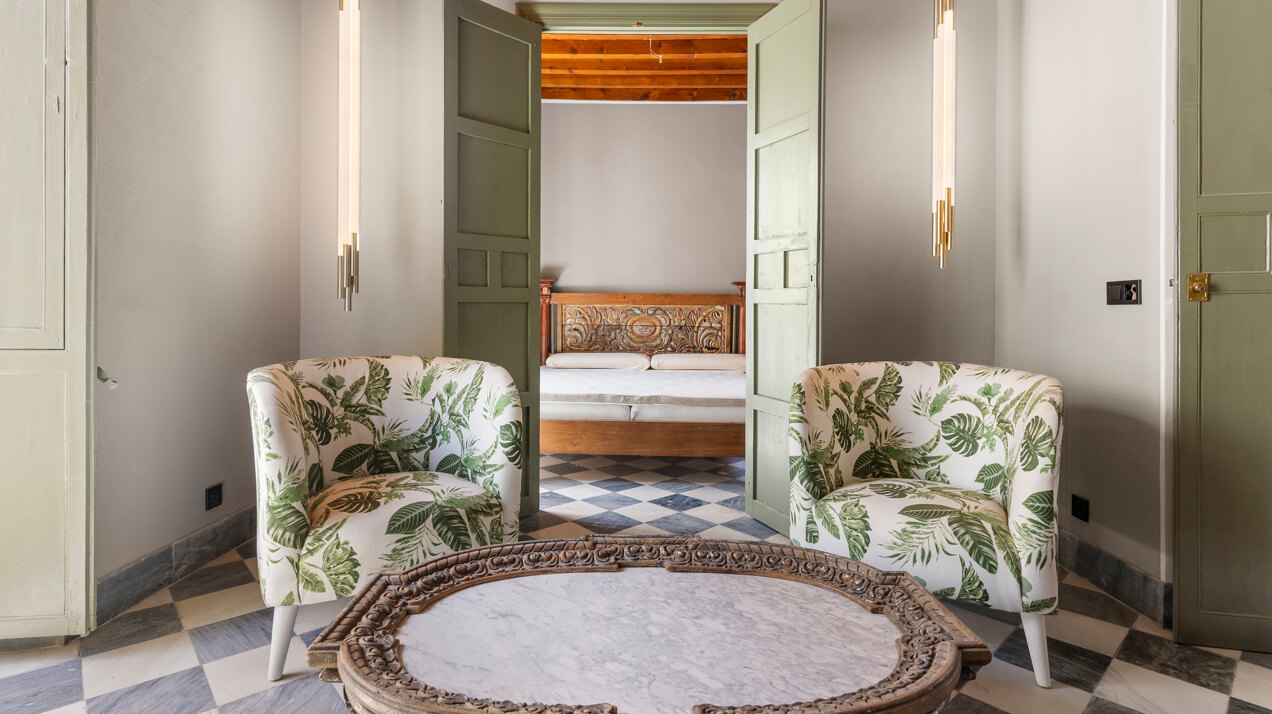 Ingenious and historic masterpiece of an endearing house in the heart of Coin will charm and captivate!