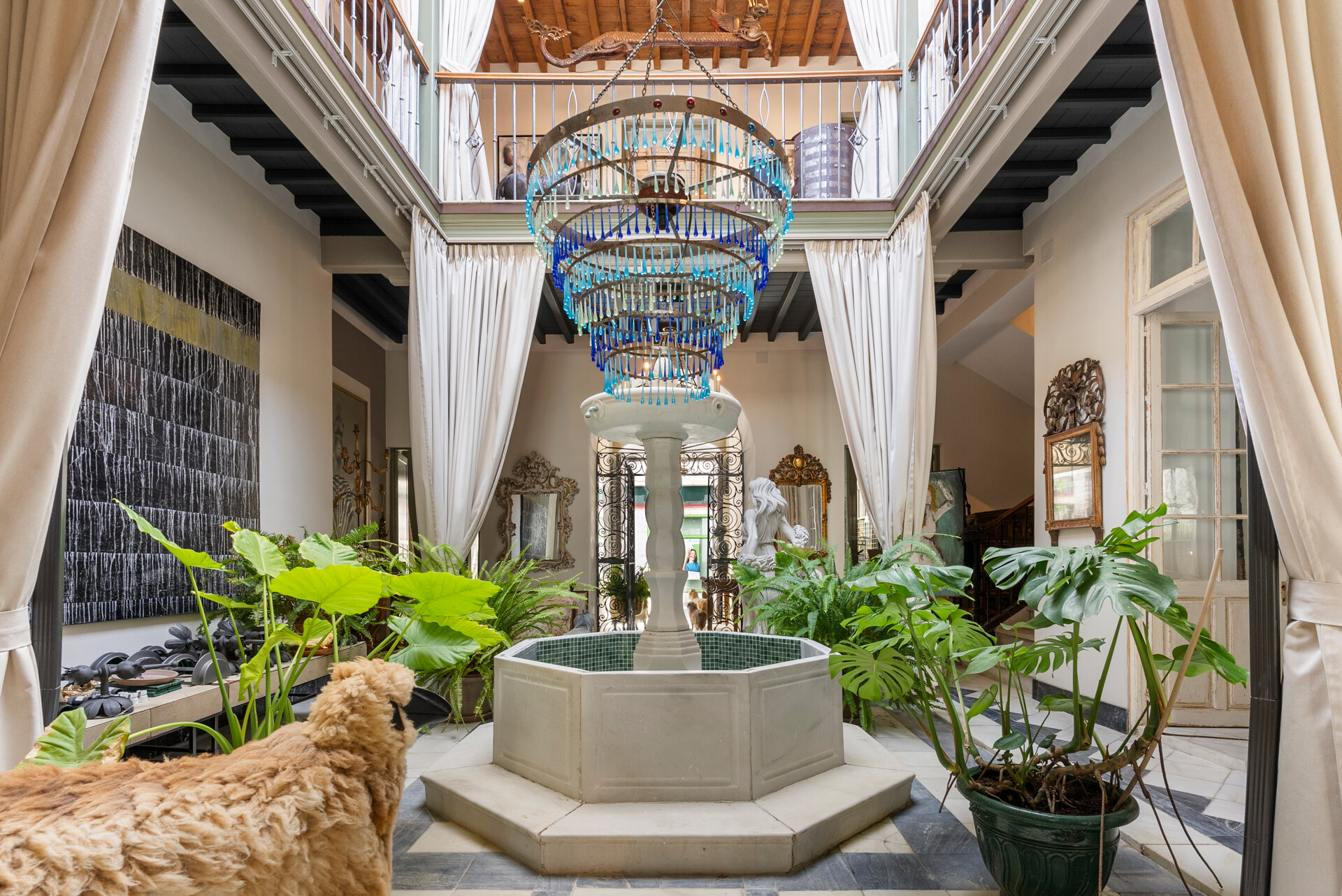 Ingenious and historic masterpiece of an endearing house in the heart of Coin will charm and captivate!