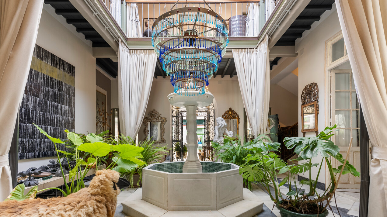 Ingenious and historic masterpiece of an endearing house in the heart of Coin will charm and captivate!