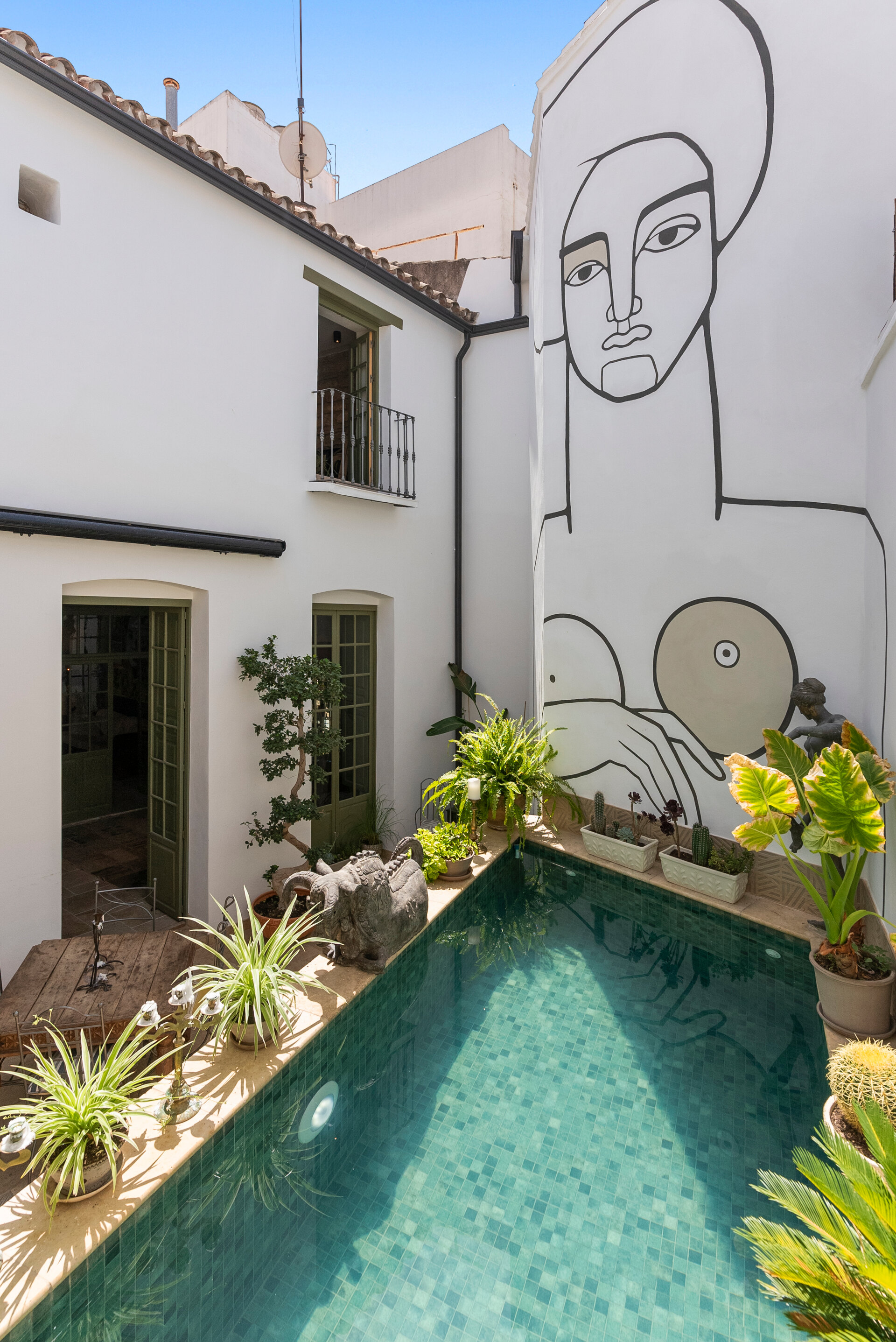 Ingenious and historic masterpiece of an endearing house in the heart of Coin will charm and captivate!