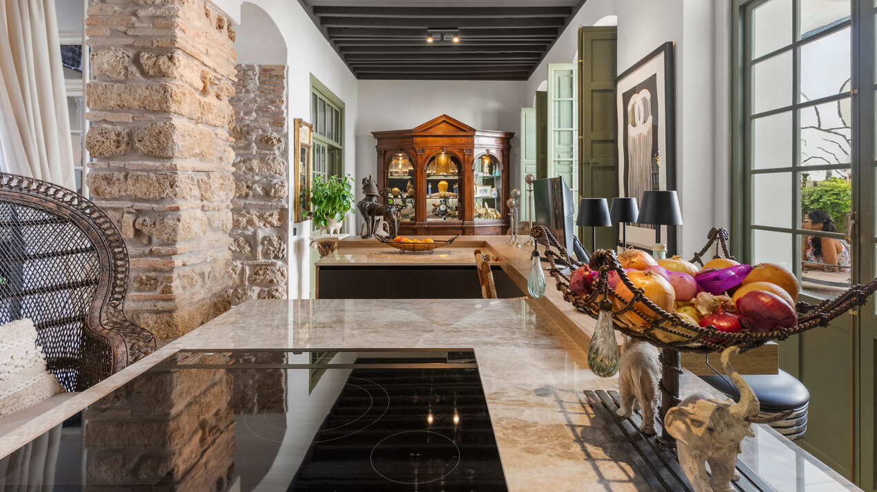 Ingenious and historic masterpiece of an endearing house in the heart of Coin will charm and captivate!