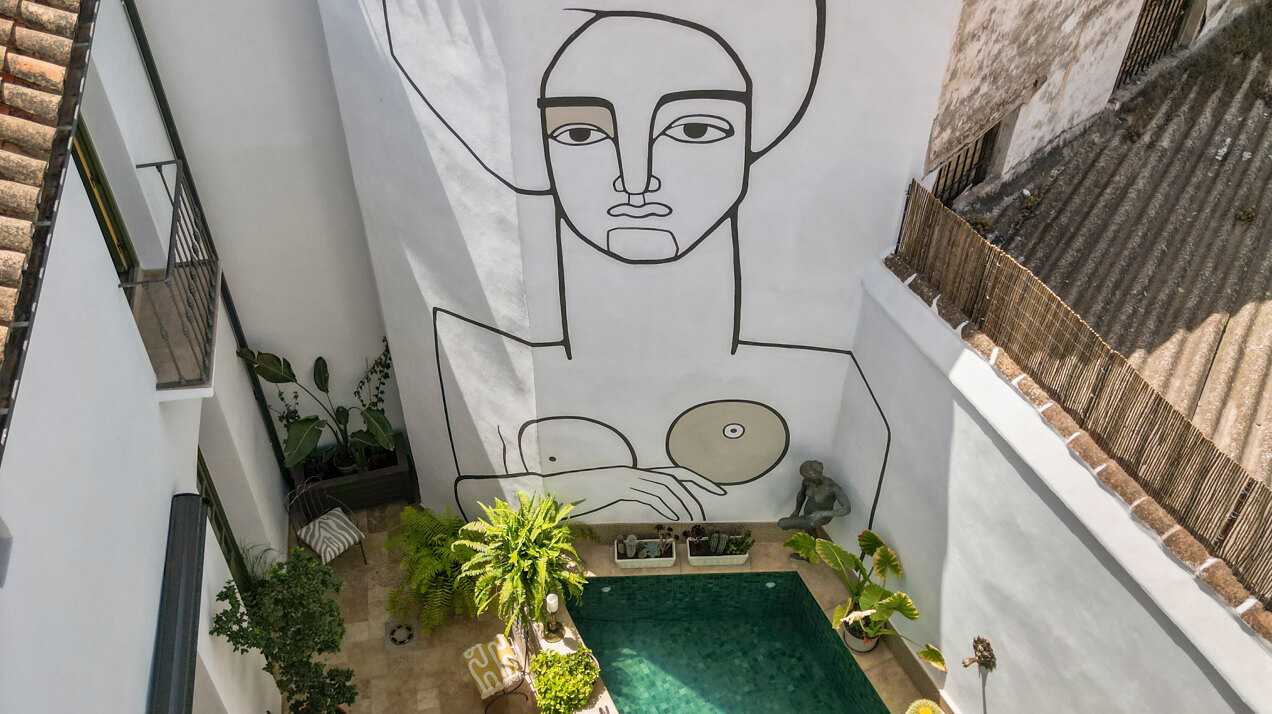 Ingenious and historic masterpiece of an endearing house in the heart of Coin will charm and captivate!