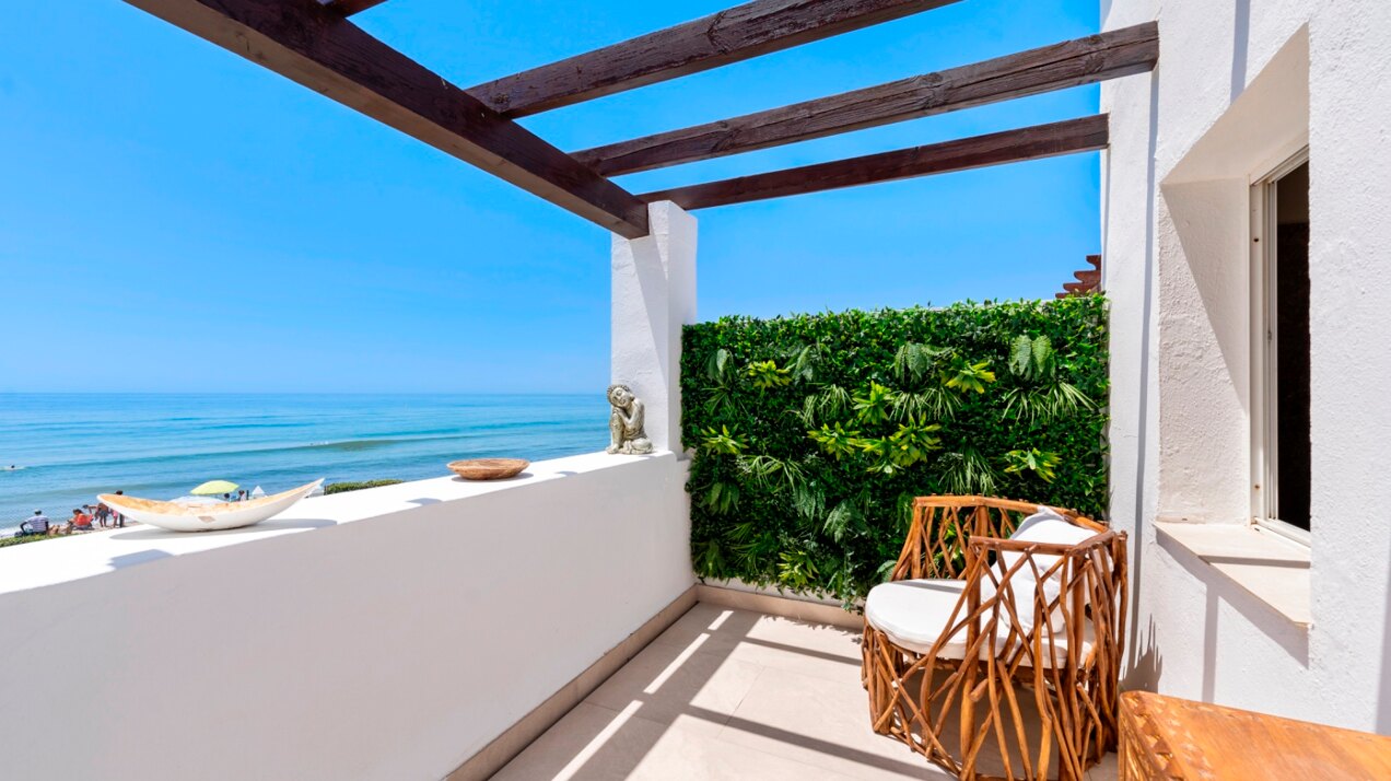 Stunning frontline townhouse with unobstructed views of glorious beaches and sparkling Mediterranean