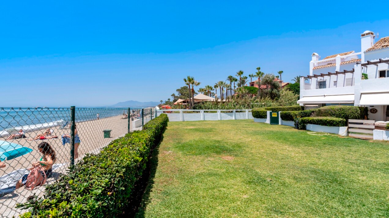 Stunning frontline townhouse with unobstructed views of glorious beaches and sparkling Mediterranean