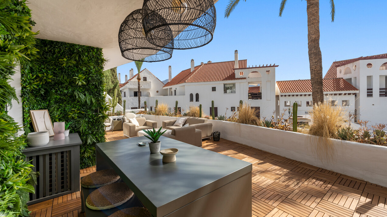 Recently renovated deluxe chic 4 bedroom apartment takes elegance and sophistication to a new level