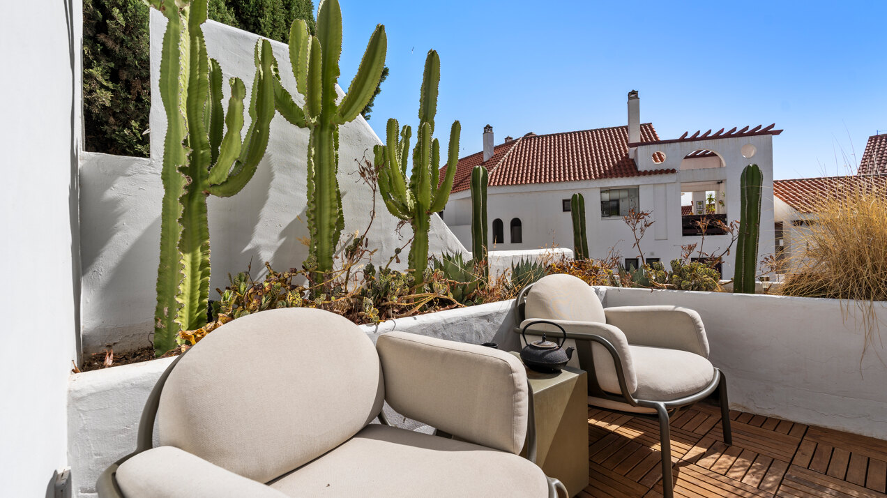 Recently renovated deluxe chic 4 bedroom apartment takes elegance and sophistication to a new level