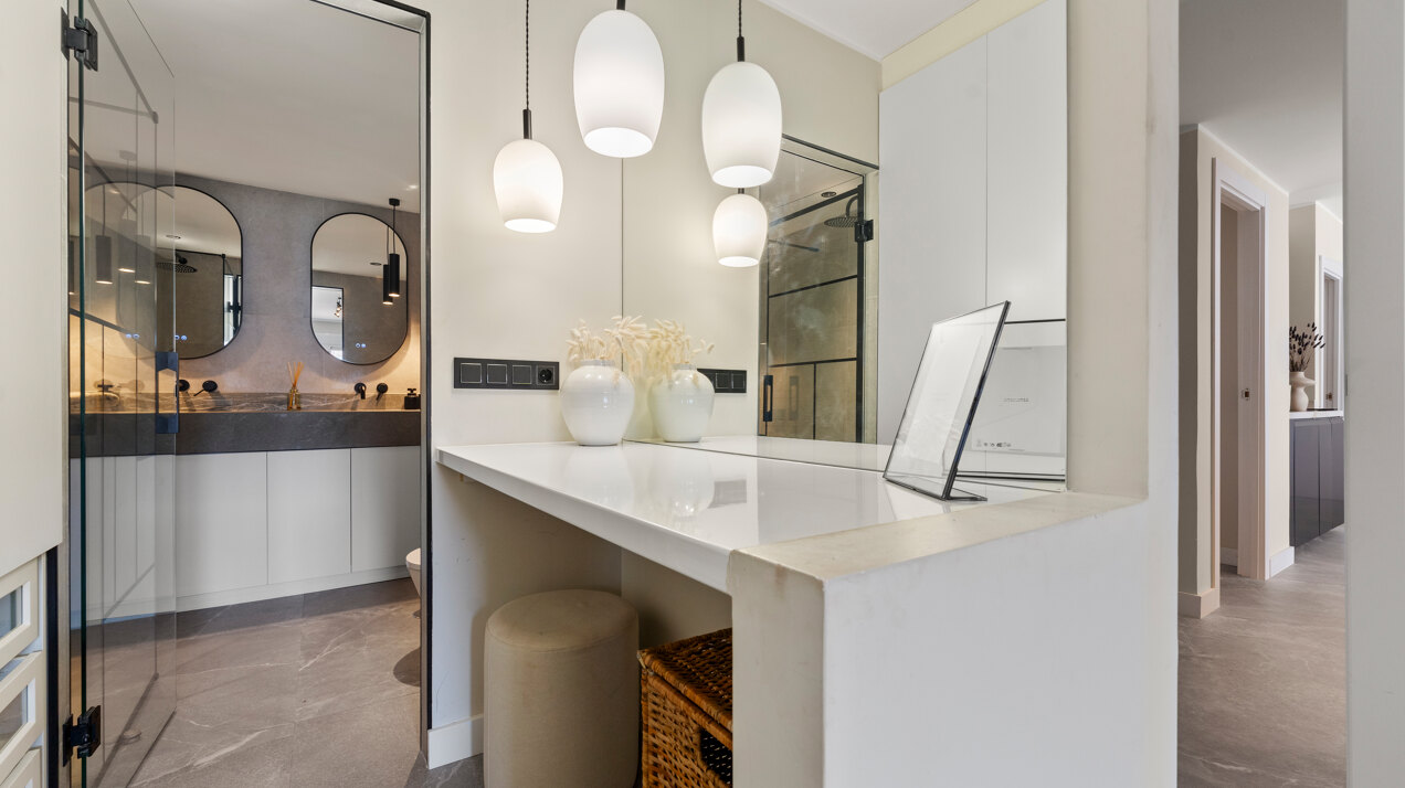 Recently renovated deluxe chic 4 bedroom apartment takes elegance and sophistication to a new level