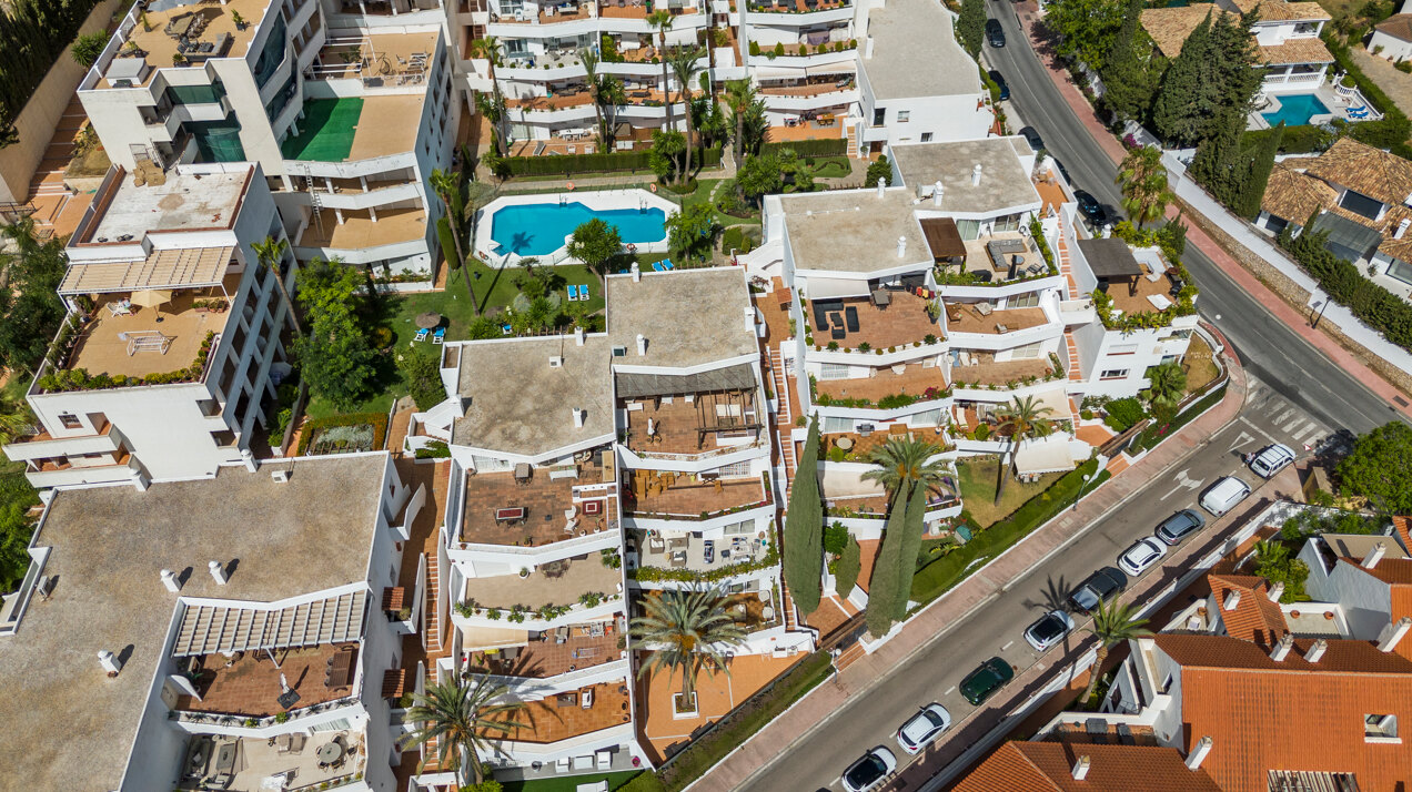 Recently renovated deluxe chic 4 bedroom apartment takes elegance and sophistication to a new level