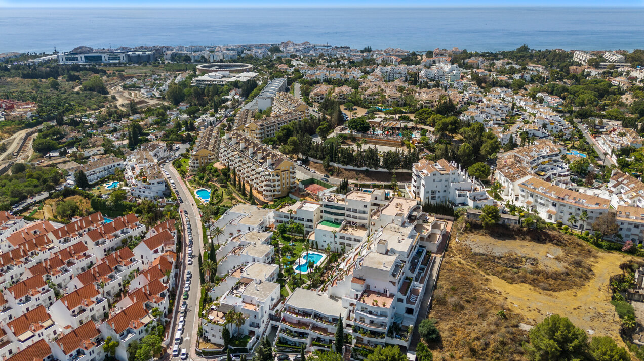 Recently renovated deluxe chic 4 bedroom apartment takes elegance and sophistication to a new level