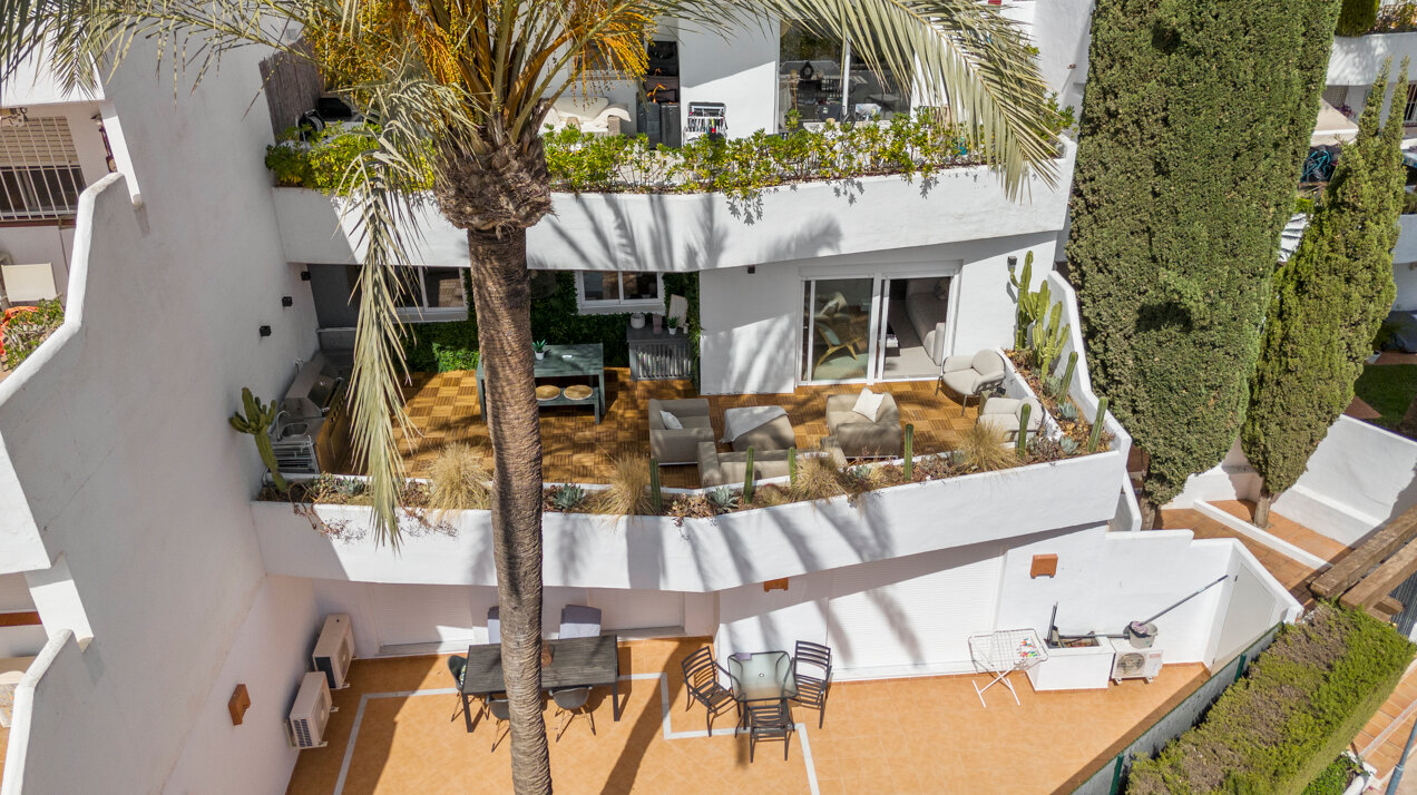 Recently renovated deluxe chic 4 bedroom apartment takes elegance and sophistication to a new level