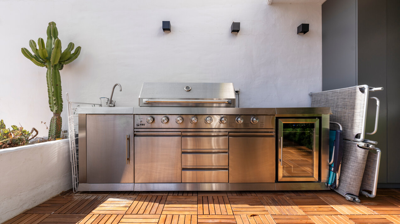 Recently renovated deluxe chic 4 bedroom apartment takes elegance and sophistication to a new level
