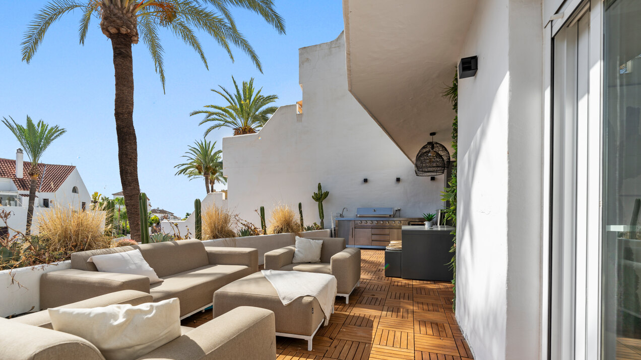 Recently renovated deluxe chic 4 bedroom apartment takes elegance and sophistication to a new level