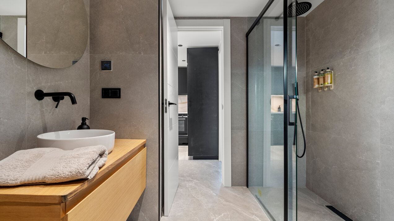 Recently renovated deluxe chic 4 bedroom apartment takes elegance and sophistication to a new level