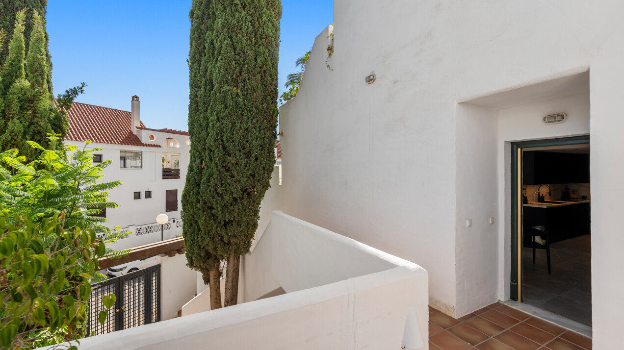 Recently renovated deluxe chic 4 bedroom apartment takes elegance and sophistication to a new level