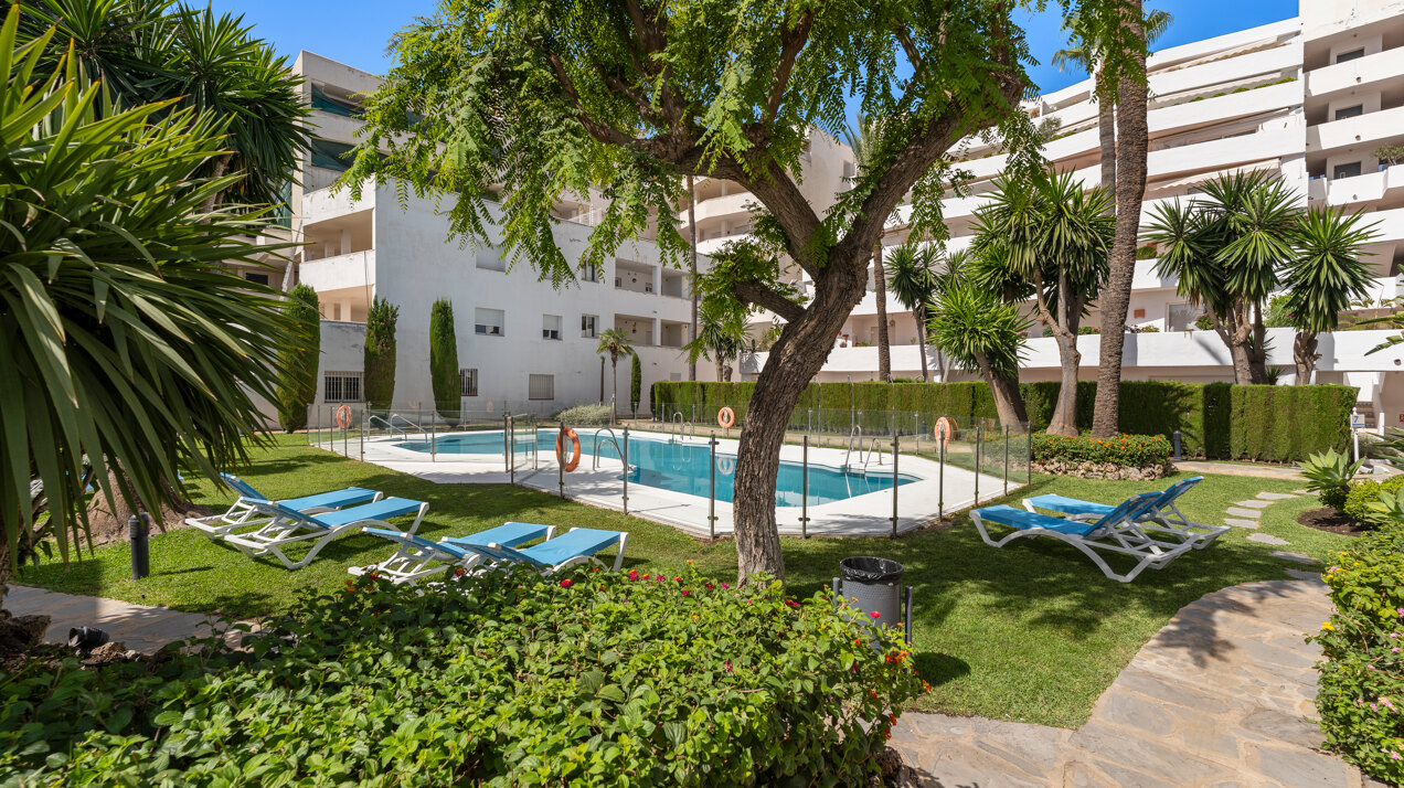 Recently renovated deluxe chic 4 bedroom apartment takes elegance and sophistication to a new level