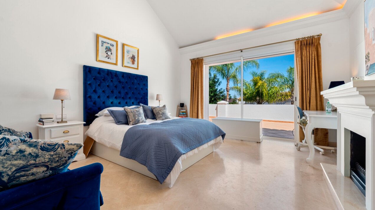 Aristocratic and elegant 5 bedroom residence in Benahavis sits luxuriously alongside golf course
