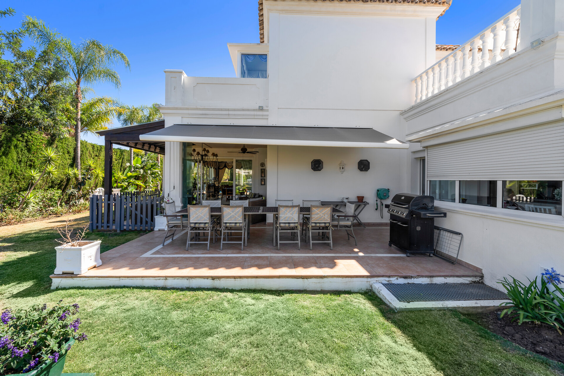 Aristocratic and elegant 5 bedroom residence in Benahavis sits luxuriously alongside golf course
