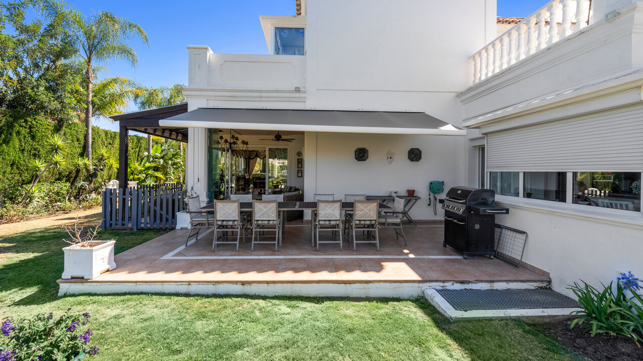 Aristocratic and elegant 5 bedroom residence in Benahavis sits luxuriously alongside golf course